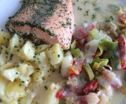 Lachs an Lauch-Tomate mit Kartoffeln und Schmelzkäsesoße (WW tauglich)