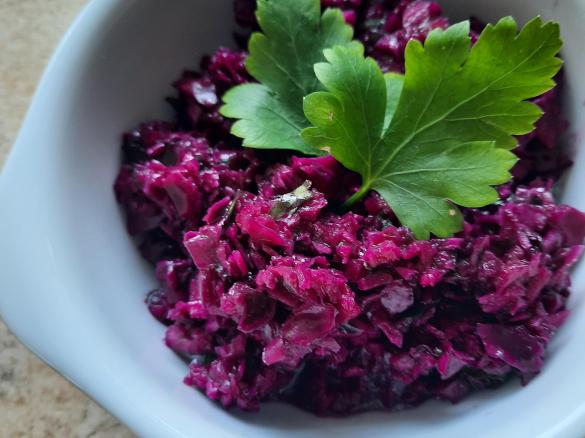 Rotkohl-Salat mit Äpfeln, Zwiebeln und Tahini-Joghurt