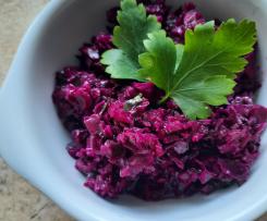 Rotkohl-Salat mit Äpfeln, Zwiebeln und Tahini-Joghurt