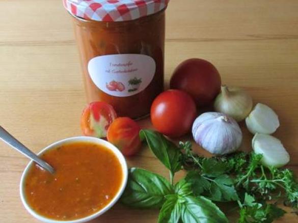 Tomatensoße mit Gartenkräutern