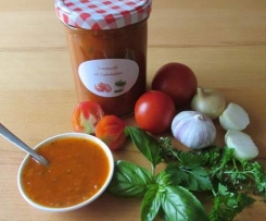 Tomatensoße mit Gartenkräutern