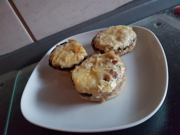 Gefüllte Champignons mit Frühlingszwiebeln und Schinkenwürfeln