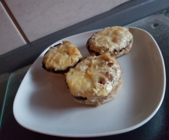 Gefüllte Champignons mit Frühlingszwiebeln und Schinkenwürfeln