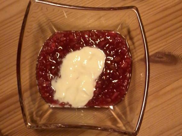 Apfel-Fliederbeersaftkompott mit Quark