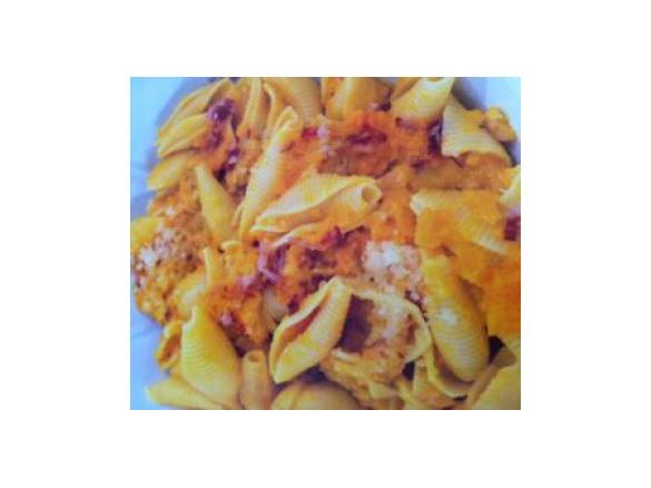 Kürbispasta mit Schinken