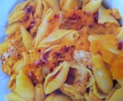 Kürbispasta mit Schinken