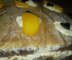 Mamorbiskuitschnitten mit Pfirsich