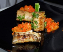 Auberginen-Röllchen auf  Salsa de Paprika