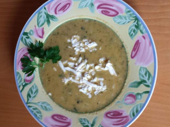 Reissupppe mit Zucchini und Feta (vegetarisch)