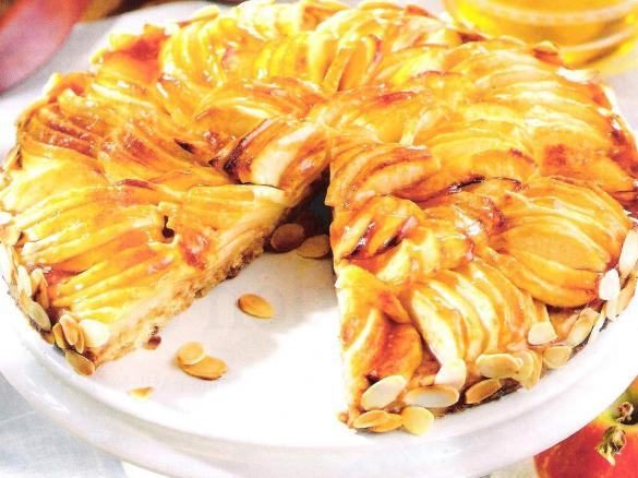 Apfel-Amaretti-Kuchen mit Knusperboden und Quittengelee