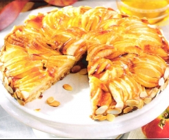 Apfel-Amaretti-Kuchen mit Knusperboden und Quittengelee