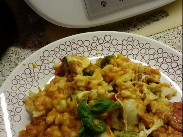 Spätzleauflauf mit Brokkoli, Tomaten und Mozzarella überbacken