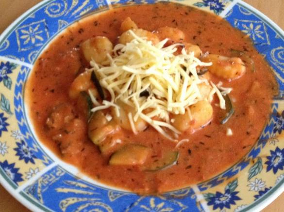 Gnocchi mit Tomaten/Zucchini Soße