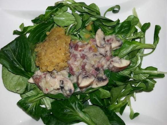 warmer Feldsalat mit roten Linsen und Käse-Schinken-Champignon-Sauce