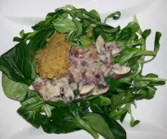 warmer Feldsalat mit roten Linsen und Käse-Schinken-Champignon-Sauce