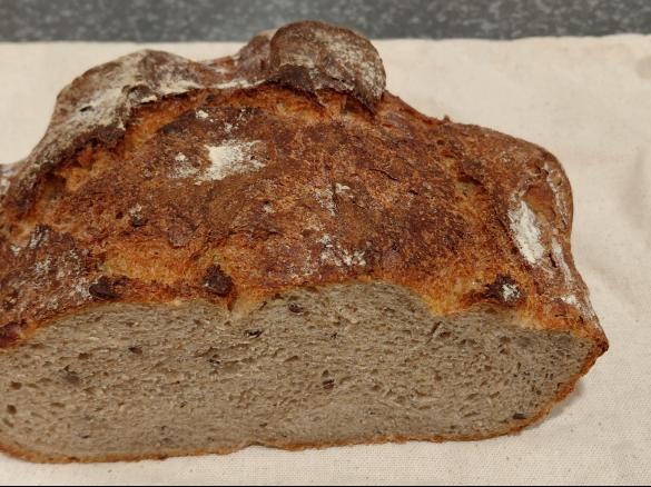 kleines Mischbrot mit fertigem Sauerteig