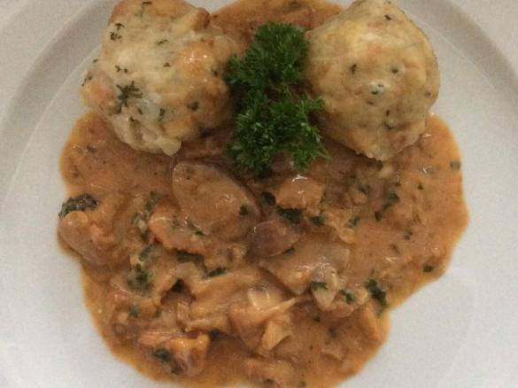 Pfifferlinge mit Semmelknödel