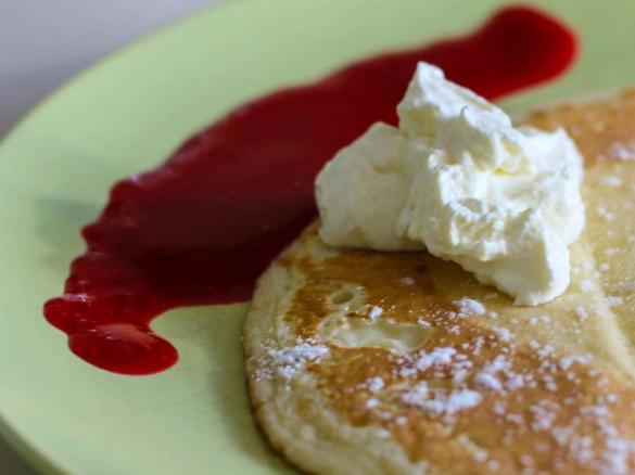 Buttermilchpfannkuchen mit Beerensauce