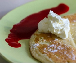 Buttermilchpfannkuchen mit Beerensauce