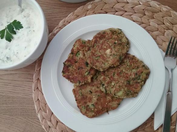 Zucchinipuffer (mit Kartoffeln, Haferflocken, Sonnenblumenkerne)