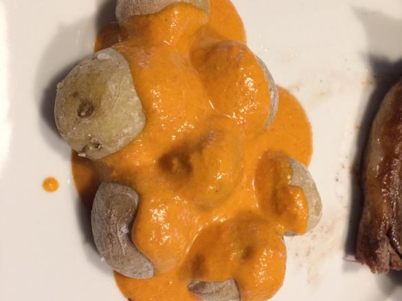 Papas arrugadas con Mojo (spanische Schrumpfkartoffeln mit pikanter kanarischer Soße)