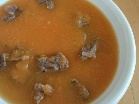 Möhrensuppe mit Rindfleisch