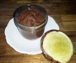 Saftiger Schokoladenkuchen mit Schuss im Glas