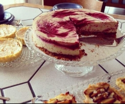 Cheesecake mit Himbeeren und Zwieback/Keksboden