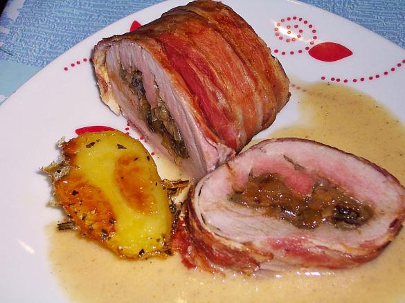 Gefüllte Schweinelende im Bacon-Mantel mit zwiebeliger Honig-Senf-Sauce