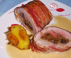 Gefüllte Schweinelende im Bacon-Mantel mit zwiebeliger Honig-Senf-Sauce