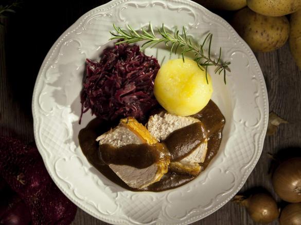 Krustenbraten vom Duroc Schwein in Bierdampf gegart / Schweinebraten 