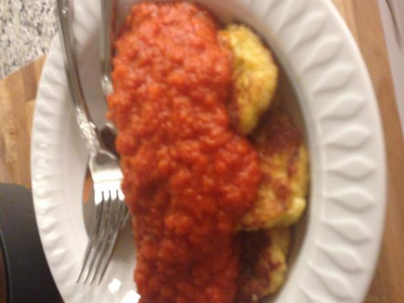 Blumenkohl-Pancakes mit Tomatensauce