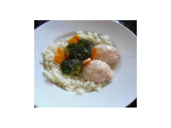 Lachsklößchen mit Basmatireis und Brokkoli in Dill-Weißweinsoße