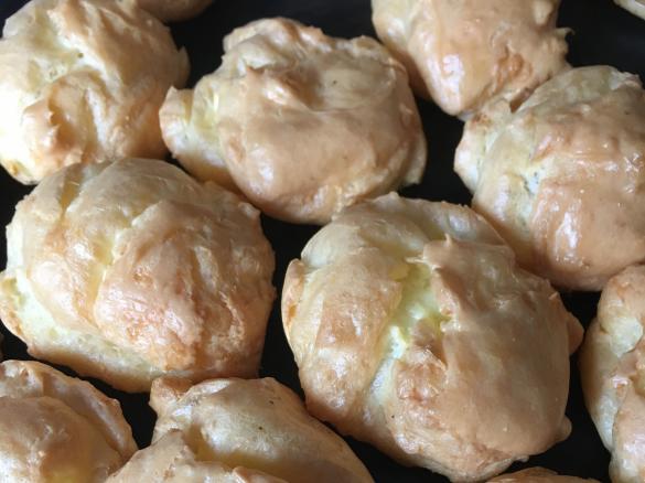 Luftige Käseküchlein aus Brandteig