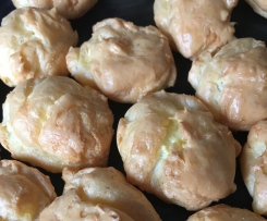 Luftige Käseküchlein aus Brandteig