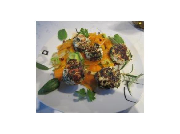 Marinierte Putenröllchen auf Gemüsenudeln