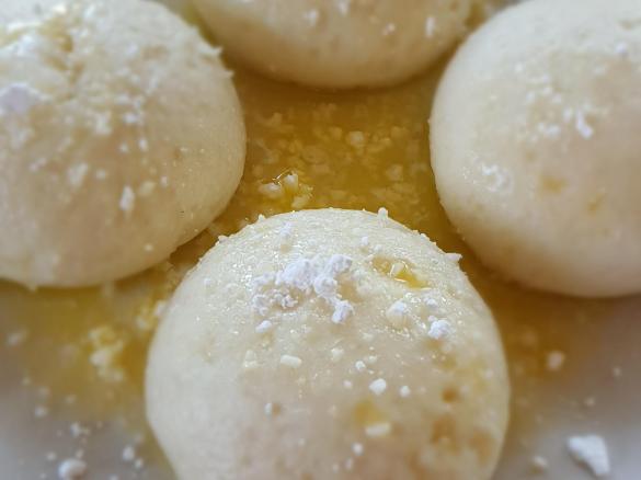 Tiefkühl Hefeklöße mit flüssiger Butter und Puderzucker