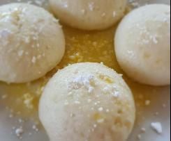 Tiefkühl Hefeklöße mit flüssiger Butter und Puderzucker