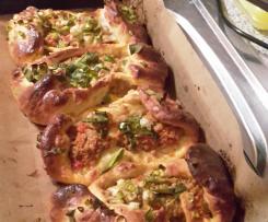 Pideteigschiffchen mit Hackfleisch