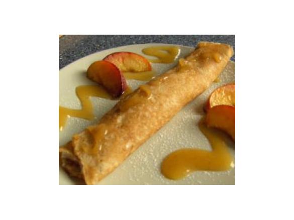 Walnusscrepes mit Zitronencreme und karamellisierten Pfirsichspalten