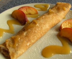 Walnusscrepes mit Zitronencreme und karamellisierten Pfirsichspalten