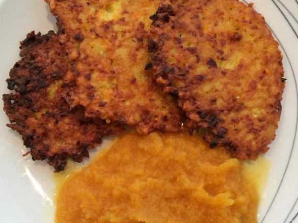 herbstliche Kartoffelpuffer mit Kürbis dazu Apfel-Kürbismus, Kürbispuffer