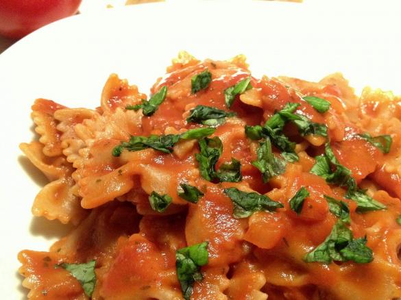 Dinkel-Farfalle in feuriger Tomatensoße