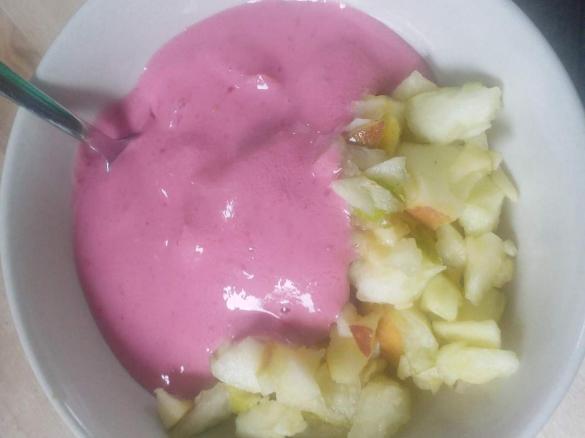 Obstsalat mit Himbeerjoghurt