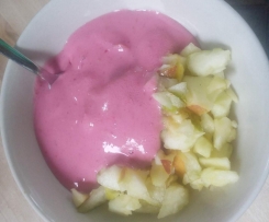 Obstsalat mit Himbeerjoghurt