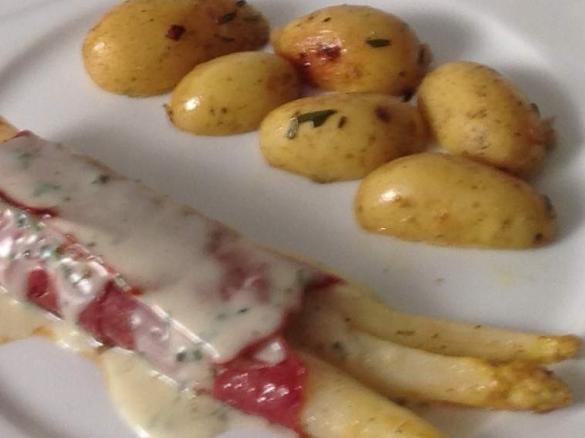 Spargel in Speckmantel mit Drillinge und einer Kräutersoße