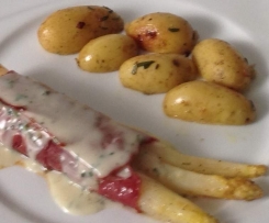 Spargel in Speckmantel mit Drillinge und einer Kräutersoße
