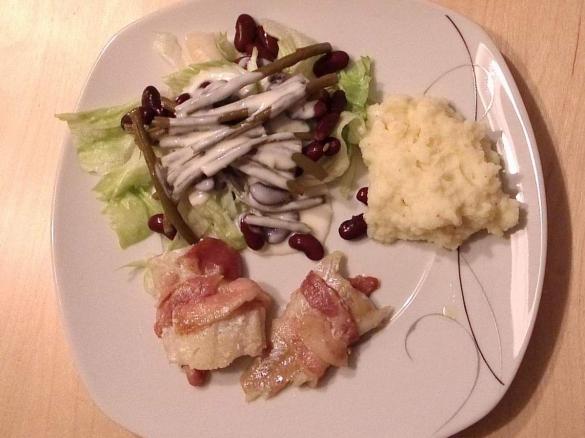 Seelachsfilet im Speckmantel auf Bohnensalat