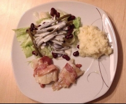 Seelachsfilet im Speckmantel auf Bohnensalat