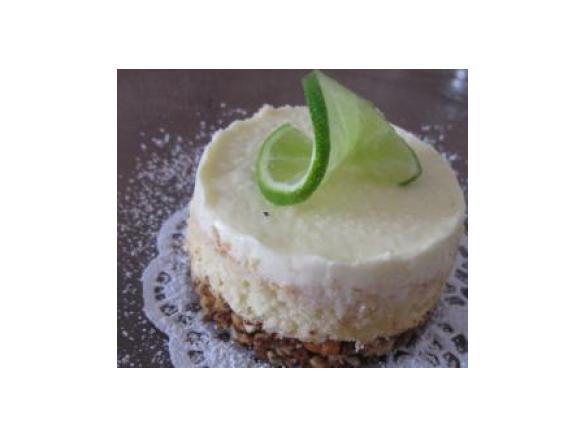 Limetten-Frischkäse-Törtchen auf Crunch-Biskuitboden